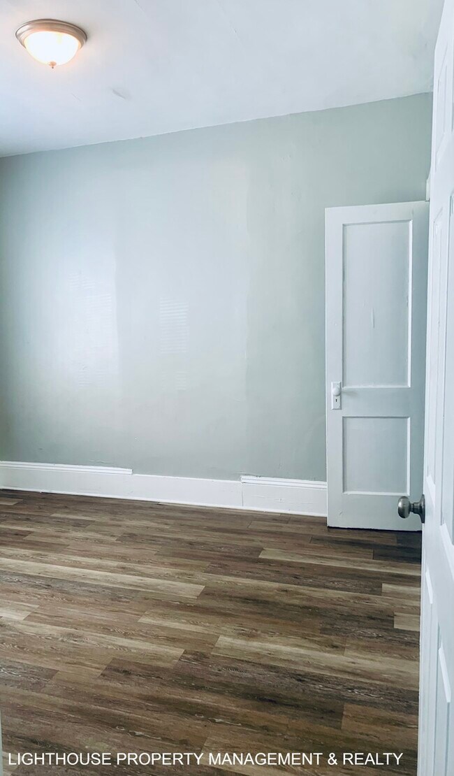Building Photo - Bright & Delightful 2 Bed/1 Bath Townhome!