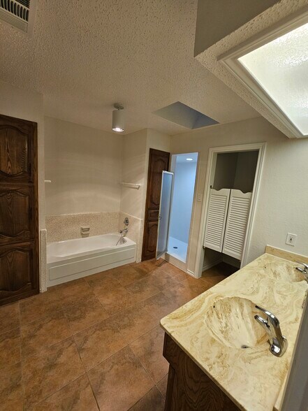 Building Photo - 224 Simmons Dr