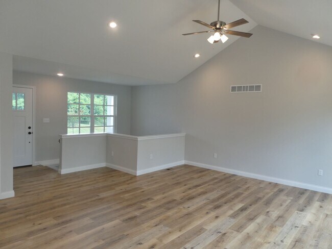 Building Photo - 3 Bedroom 2 Bathroom in South