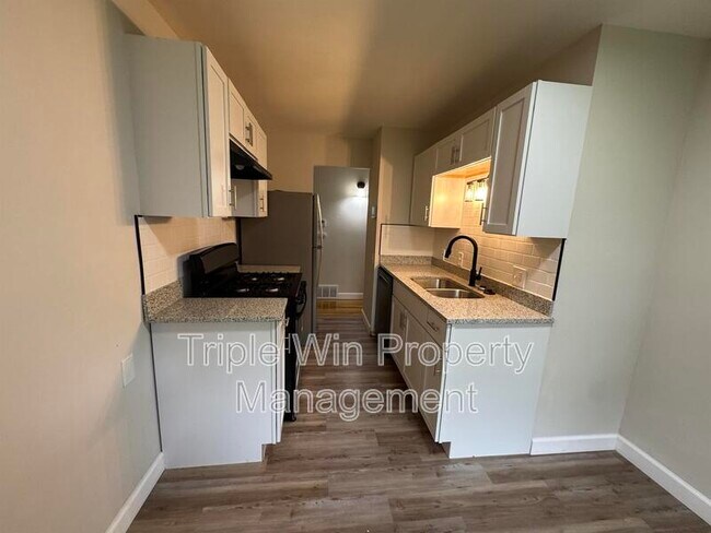 Building Photo - 10655 Hallwood Dr