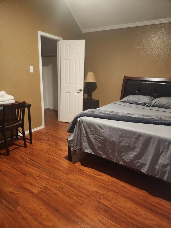 Building Photo - Move In Ready