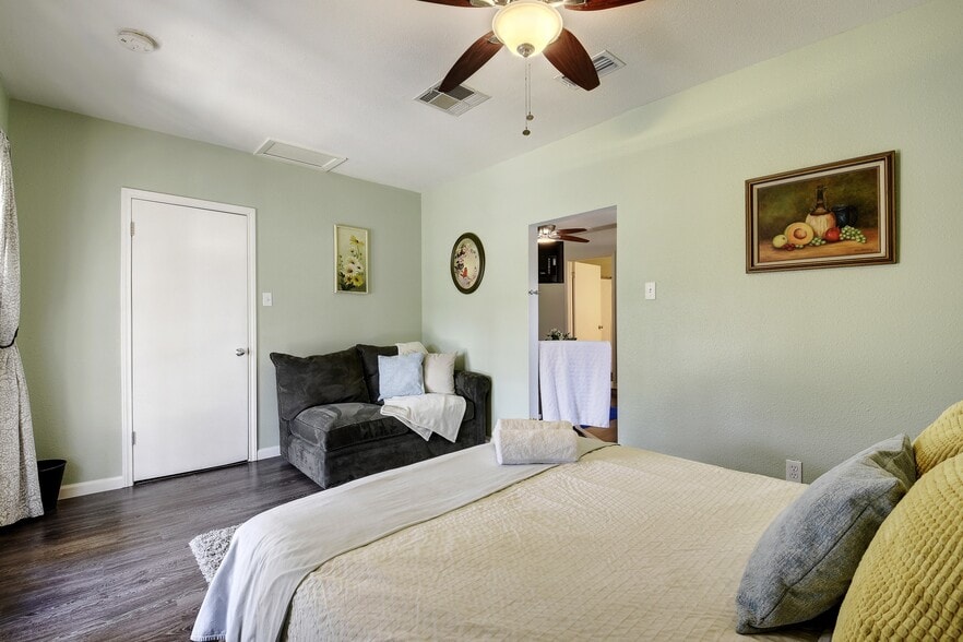 Building Photo - 3203 Loyola Ln