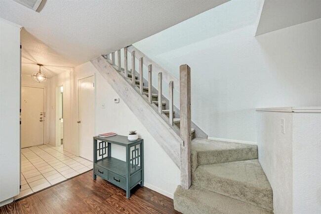 Building Photo - 1938 Holly Hill Dr