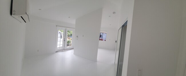 High ceilings - 4074 Tivoli Ave