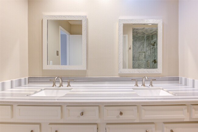 Building Photo - 11830 Oak Meadow Dr