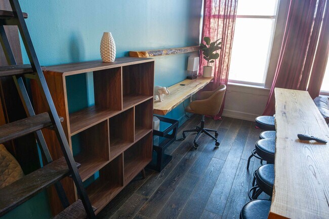 Building Photo - 204 N Walnut St