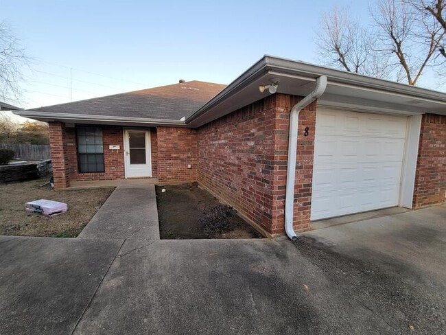 Building Photo - 640 Canada St