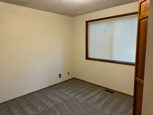 Building Photo - Spacious secluded house in Thurston Hills!