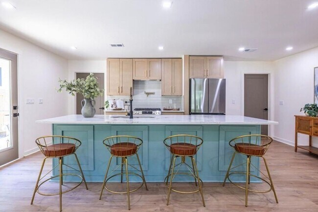 Building Photo - STUNNING RENOVATION! Modern 3BR/2BA Ranch in Sought-After Location!