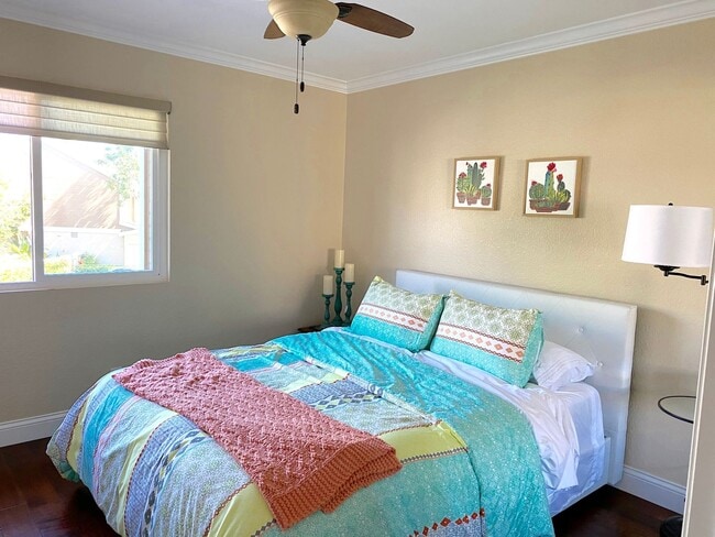 Building Photo - Beautiful End Unit Townhome in Fantastic A...