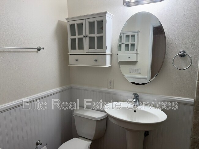 Building Photo - 2155 Montclair St