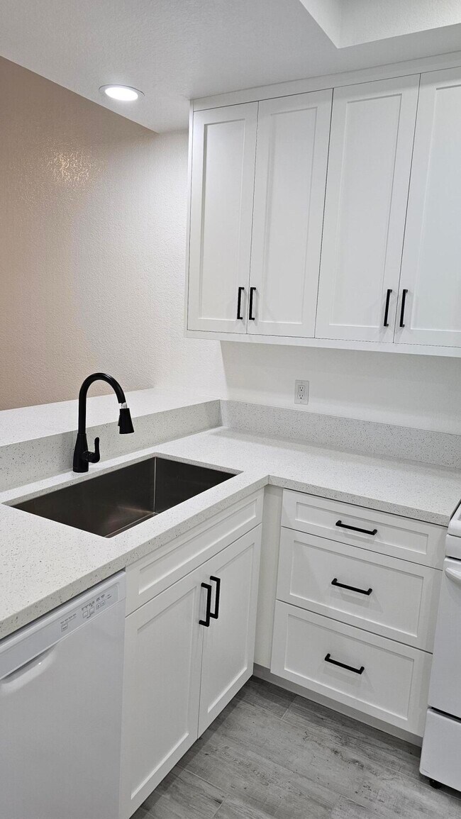 Building Photo - 2601 S Broadmoor Dr