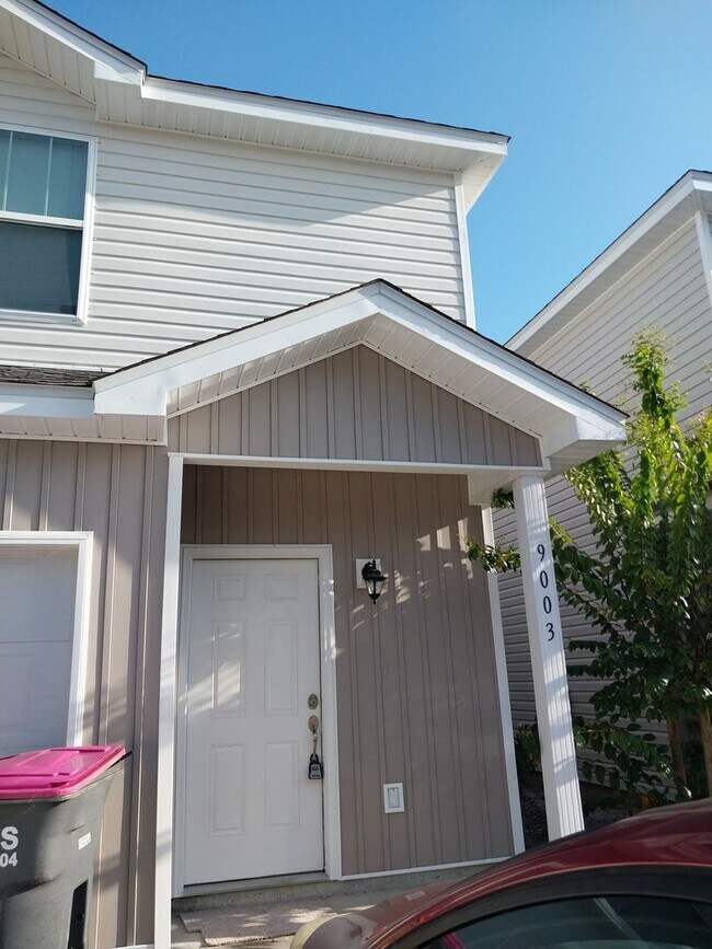 Building Photo - Gorgeous 3 Bedroom 2.5 Bath Townhome