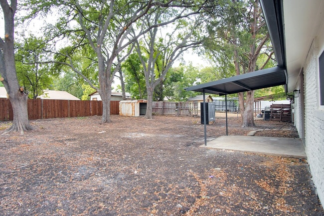 Building Photo - 2402 Ozark Dr