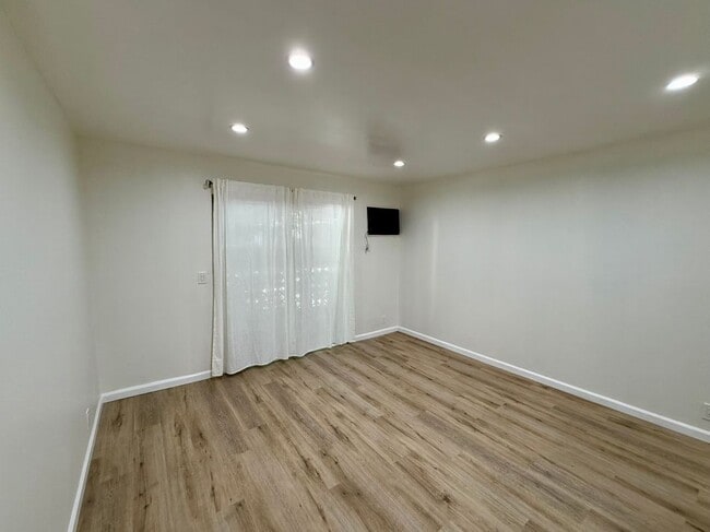 Building Photo - 5850 Benner St
