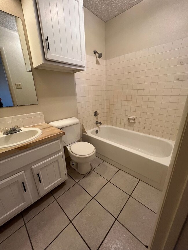 Building Photo - Nice 3 Bed 2 Bath 2 Car Garage Home, Total Electric