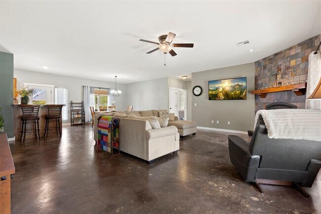 Building Photo - 421 Sweetbough St