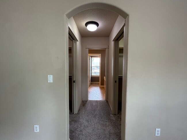 Building Photo - Spacious 4 Bed, 2.5 Bath Home!