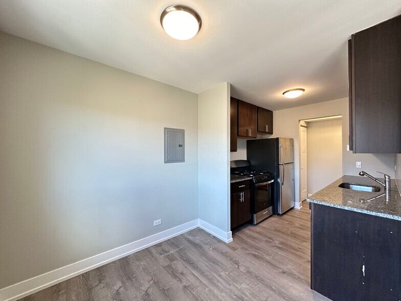 Building Photo - 533 W Surf St