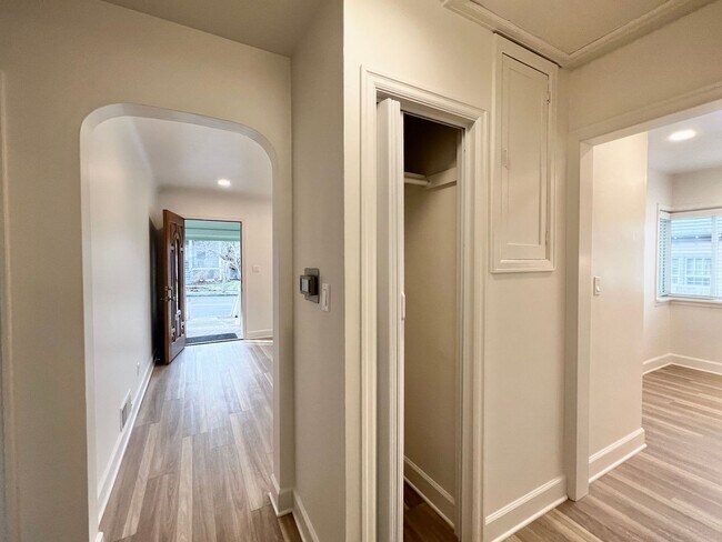 Building Photo - Newly Renovated 3 bed 2 bath With Huge Bac...
