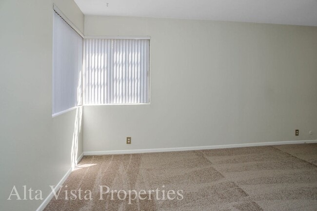 Building Photo - Villa La Jolla Dr 8840-204