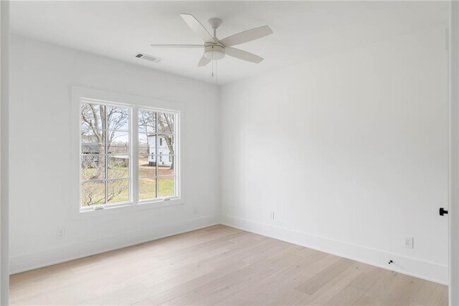 Building Photo - 312 Meadow Dr
