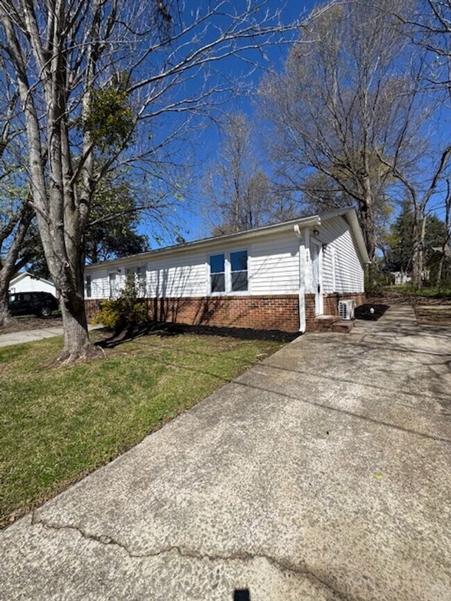 Building Photo - End Unit of Tri-Plex - in downtown Greer - 1 BD, 1 full BA, Nice Size Den, Kitchen with new appli...