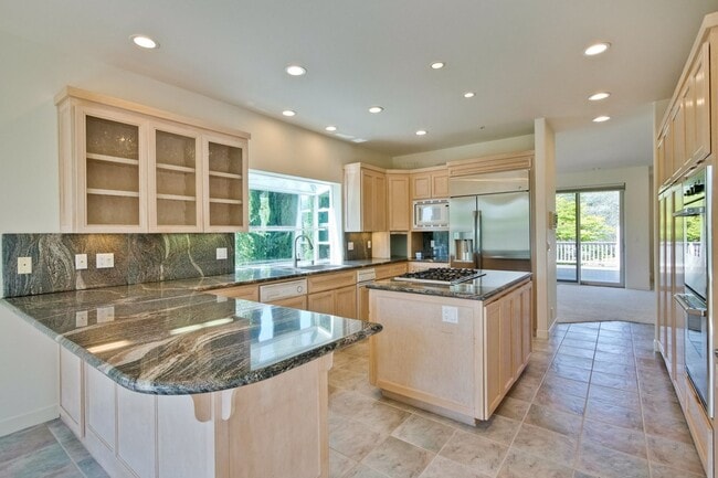 Building Photo - Large 3,767 sqft home on a 10,000 sqft lot- 2 bed located on 1st floor w/ separate entrance - Top...