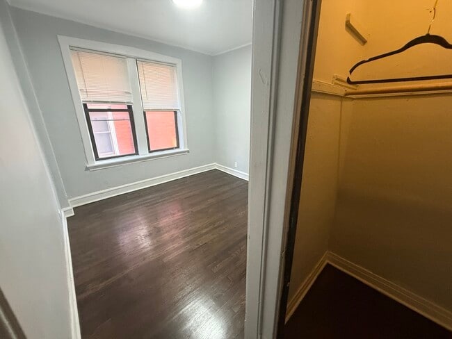 Building Photo - 1030 E Hyde Park Blvd