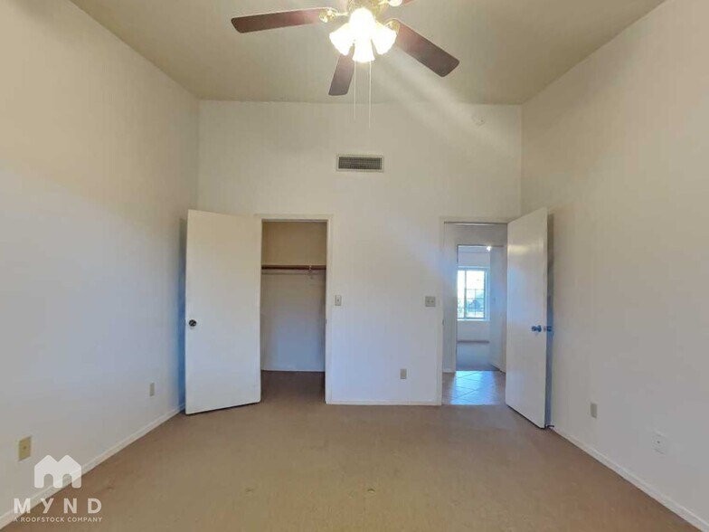 Building Photo - 1679 W Camino Acierto