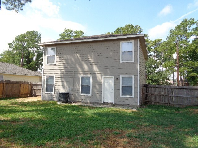 Building Photo - 16747 Fallen Timbers Dr