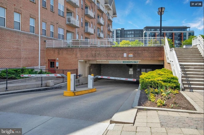 underground garage, secured entry - 23 Pierside Dr