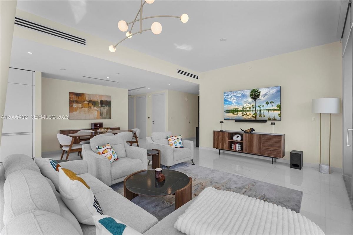 Building Photo - 300 Biscayne Blvd Way