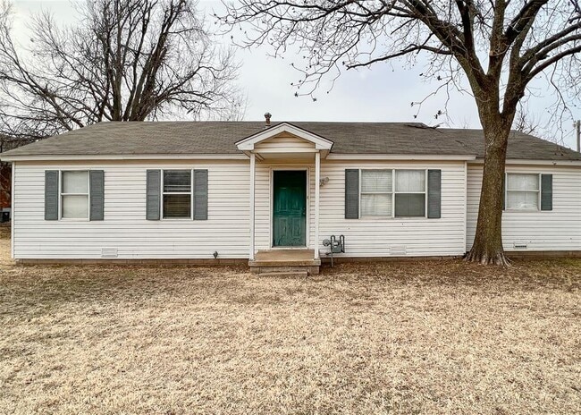 Building Photo - 817 S Kelly Ave