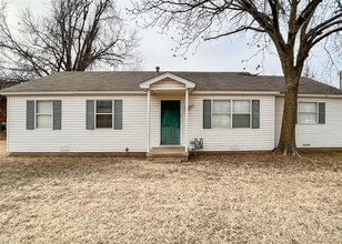 Building Photo - 817 S Kelly Ave