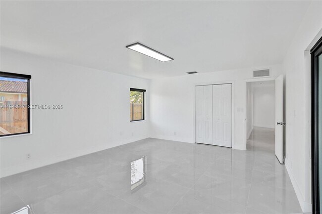 Building Photo - 16653 Golfview Dr