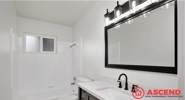 Building Photo - Beautiful home in North Bakersfield! *POOL*