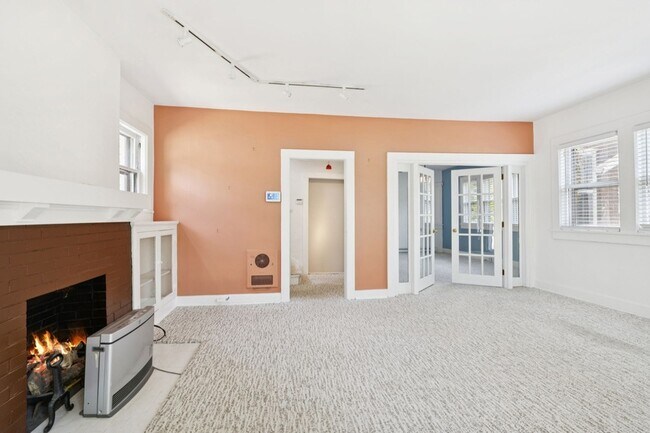 Building Photo - 1604 17th Ave S