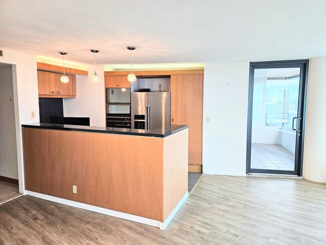 Building Photo - Nauru Tower Kakaako Furnished 2 Bedroom 2 ...