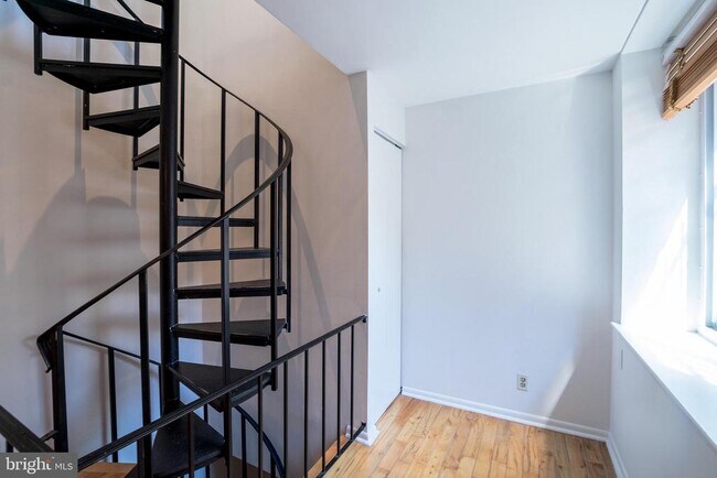 Building Photo - 1137 Pine St