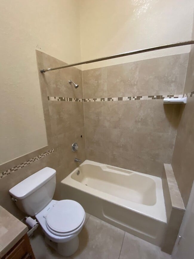 Building Photo - EASTSIDE DUPLEX FOR RENT