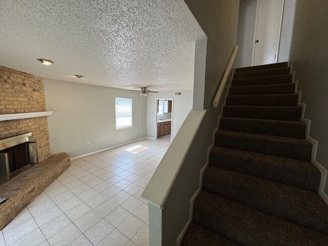 Building Photo - Spacious Townhome