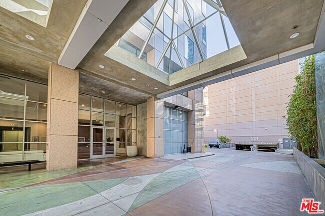 Building Photo - 801S S Grand Ave