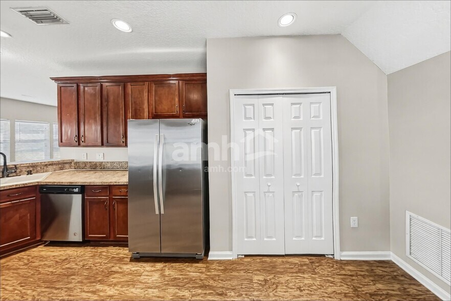 Building Photo - 2724 Creekfront Dr