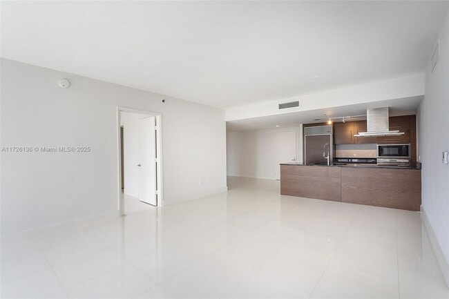 Building Photo - 495 Brickell Ave