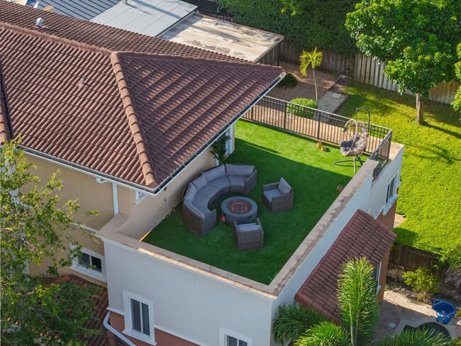 Building Photo - 1705 NE 11th St