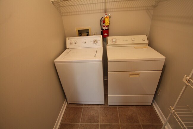 Building Photo - 2 Bed, 2 Bath Apartment – Close to Shoppin...