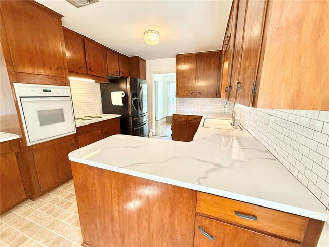 Building Photo - 5546 Beechnut St