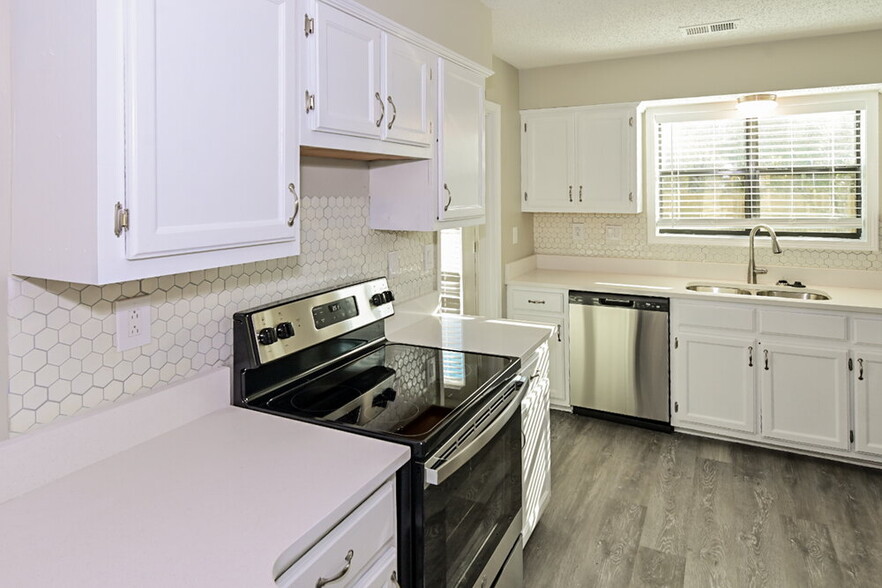 Building Photo - 6801 Bramble Ln