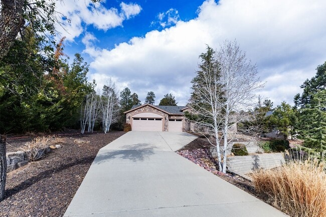 Building Photo - 4 Bedroom, 2 Bathroom Home in Timber Ridge